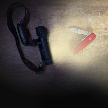 Ножі та ліхтарики - надійний компаньйон у світі пригод.